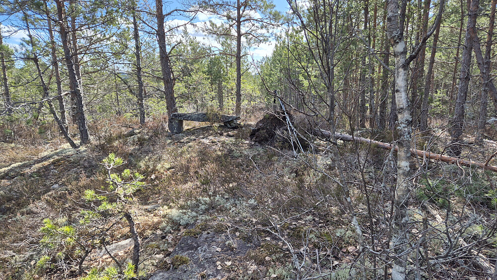 På toppen av Litle Solåsen (170) var det laget en liten steinbenk man kunne sitte på.