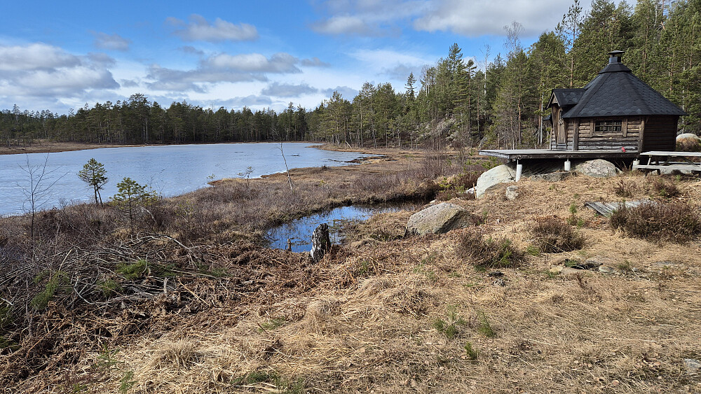 Ved Lille Soltjenn passerte jeg en flott grillhytte. En fin plass!