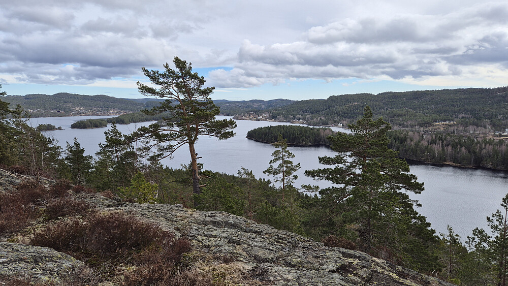 Utsyn mot sørøst fra utsiktsområdet på Hestlihaugen. Det store vannet er Nedre Toke.