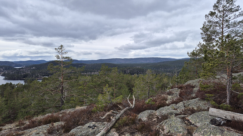 Jeg står på utsiktsområdet på Hestlihaugen. Bildet tatt mot vest.