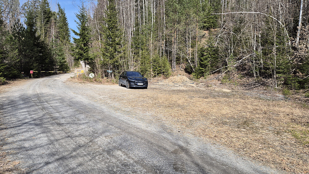 Parkeringsplassen, med den låste bommen til venstre.