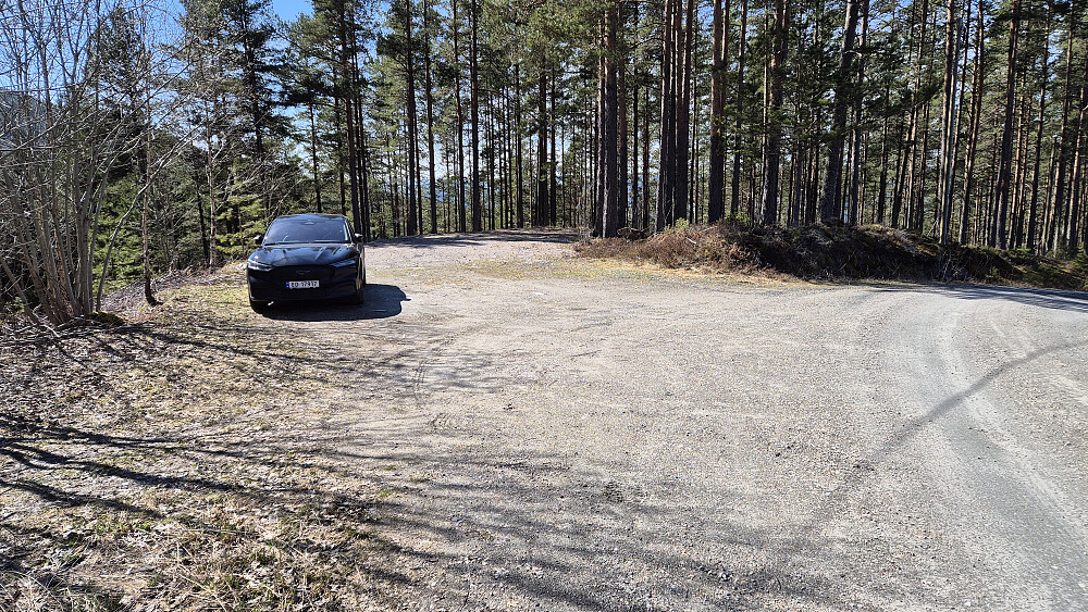 Romslig parkeringslomme i svingen nedenfor Bråkånsrud.