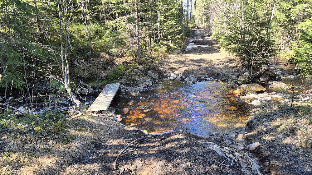 Ved første traktorveikryss jeg kom til, gikk jeg over Kvern-bekken på denne lille brua.