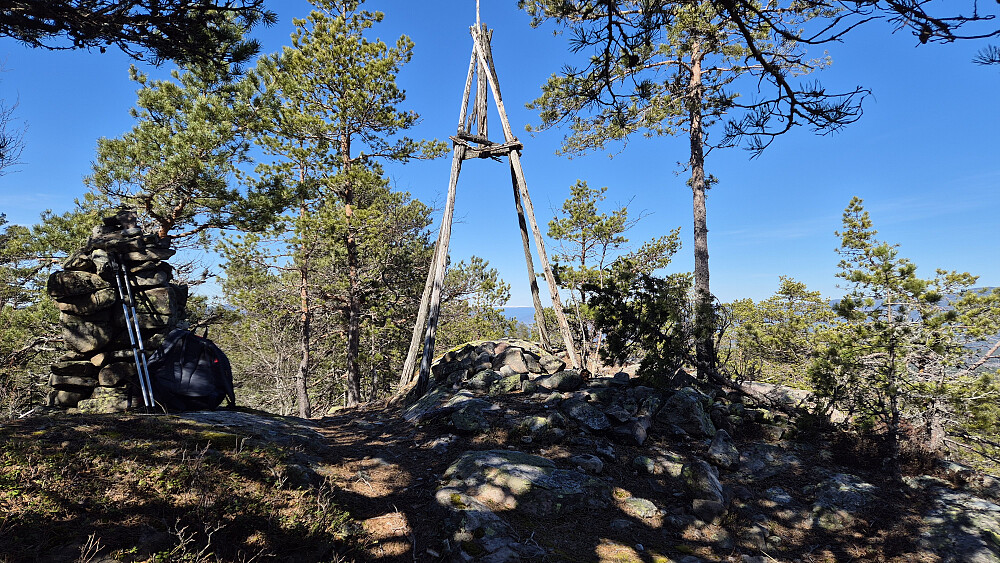 På toppen av Nysefjell (554) var det en varde laget av steiner, og en av trestokker. Den av trestokker begynte å bli sliten, og holder nok ikke veldig mange år til.
