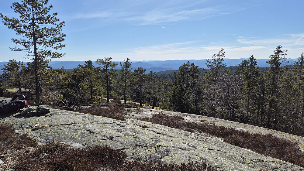 Til venstre ligger sekken min ved siden av den stusslige toppvarden på Vardefjell (587). Utsikt mot sørvest.