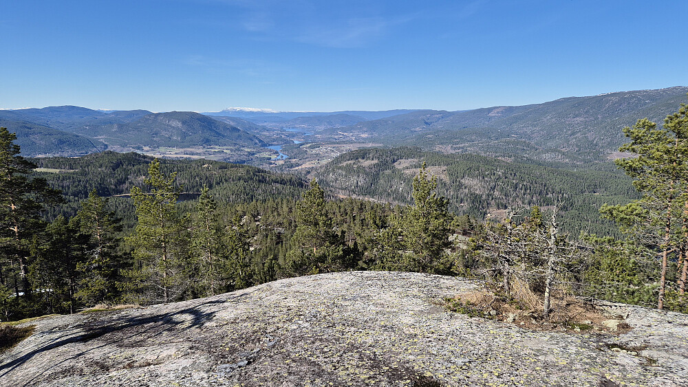 På et flott utsiktspunkt ved Vardefjell Nord. Bildet tatt mot nord. De snødekte fjellene langt bak og litt til venstre, er Blefjell.