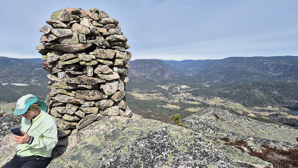 På toppen av Rønnomnibben (615). Utsikt mot nord/nordvest. Nedi dalen omtrent midt i bildet, ligger Bø i Tørdal.