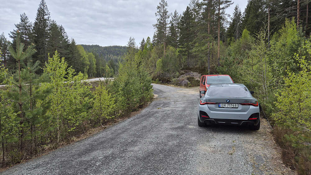Det sto en bil her da jeg ankom litt etter kl 9 på morgenen. Stien til Meheia starter rett bak den røde varebilen. Behagelig turvær egentlig. Forholdsvis kjølig, og ingen stekende sol når jeg snart skulle gå løs på oppoverbakkene.