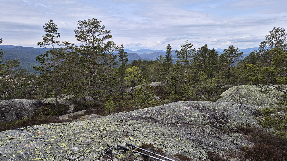 Fra det nordvestre toppunktet på Stulsfjellet fikk jeg bra utsyn i nordvestlig retning. Det store fjellet langt bak midt i bildet, er Brokefjell/Mannslagarnuten (1074).