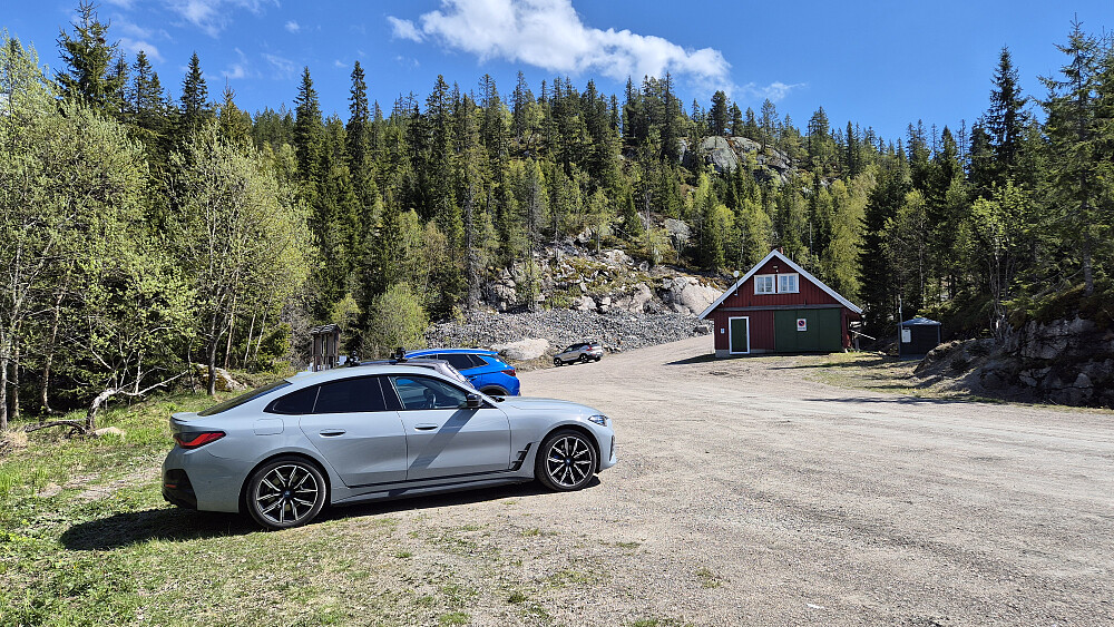 Ikke veldig vanskelig å finne ledig plass på parkeringen i dag. Og dette viser bare en liten del av parkeringsmulighetene i området.