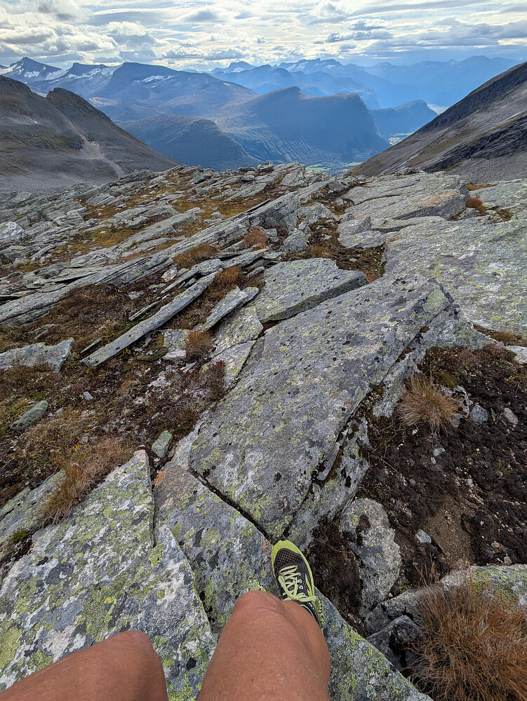 På vei ned i skaret mot Remsfjellet 1567