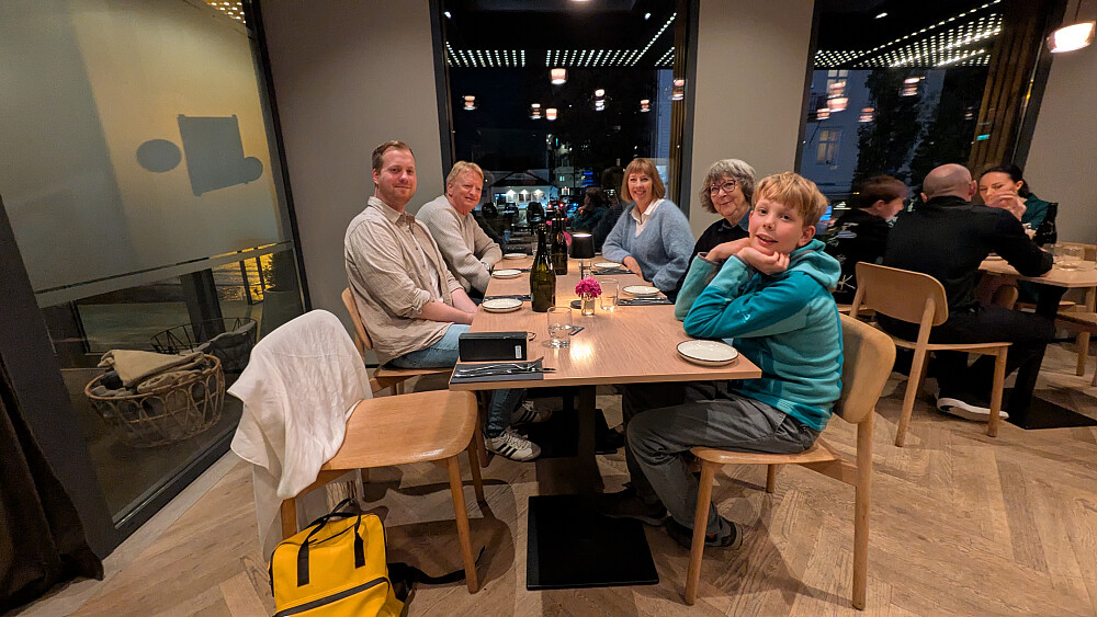 Koselig middag og kveldskos med mormor, tante Trine, Tor Arne og Simep