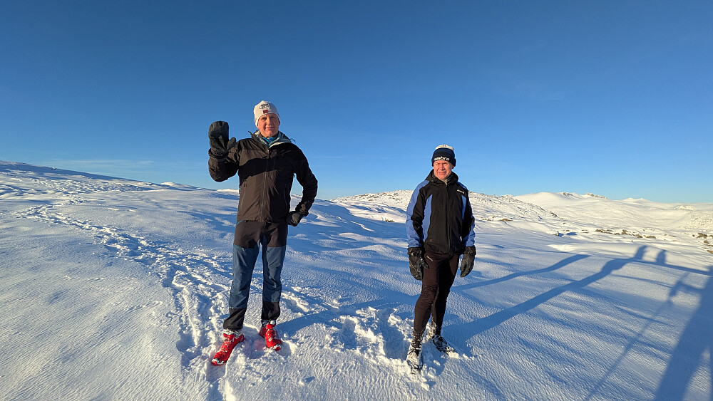 Traff brødrene Hjelmeland ved Fossane. De hadde egentlig ikke tenkt seg lenger, men jeg utfordra den til å tråkke spor for oss, og jammen tok de utfordringa på strak arm :-)

Flott dag, men litt kald vind i høgda. 