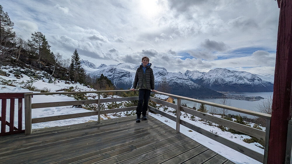 Jan P hadde tillatelse til å benytte seg av hytteveggen til grunneieren ved stistart, og mente det gikk fin å raste her for oss også i dag 