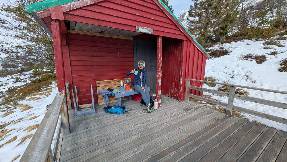 Jan P hadde tillatelse til å benytte seg av hytteveggen til grunneieren ved stistart, og mente det gikk fin å raste her for oss også i dag 