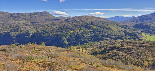 Descending to Kulset with Veskreshorgi and Tinden in the background