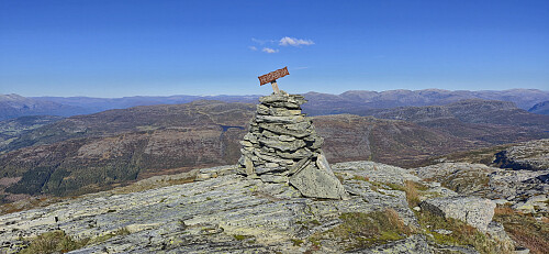 The largest cairn at Herdabreida (not at the summit)