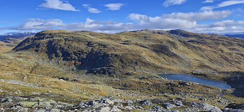 Viksetnipa (left) and Uraskarfjellet (center) from the descent from Solheimsfjellet