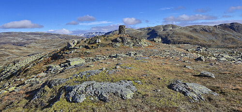 Viksetnipa with Uraskarfjellet in the background (right)