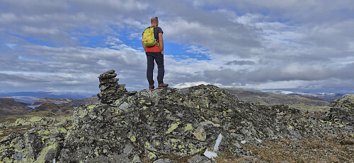 Endre at the summit of Uraskarfjellet