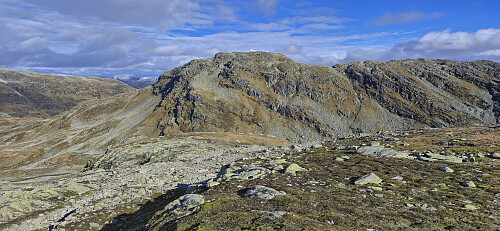 Descending to Uraskaret with Fyresnipa in the background