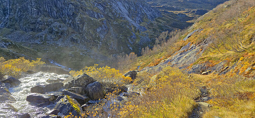 The trail following the river west from Kvitli