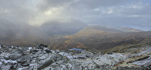 Looking down at Krossdalen with Grytingsfjellet in the background