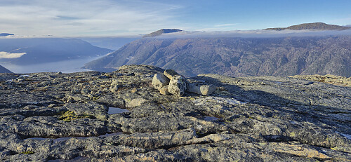 The highest point at Bunuten with Oksen in the background. Ingebjørgfjellet to the right.