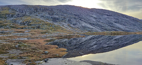 Vatnasetenuten from the unnamed smaller lake west of Storavatnet
