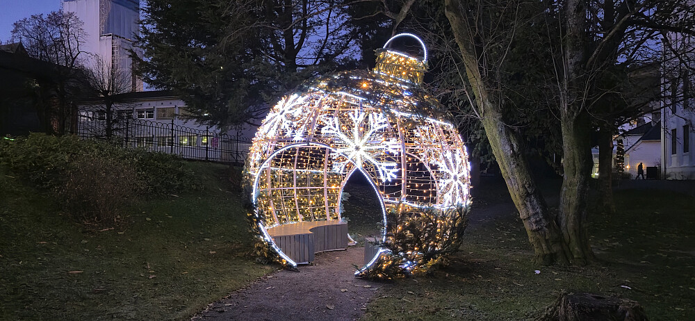 The lagre Christmas ornament next to Bergen University Museum