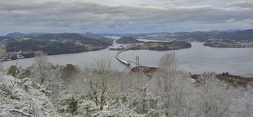 Looking back at Nordhordlandsbroen from the ascent with Håøyna at the center