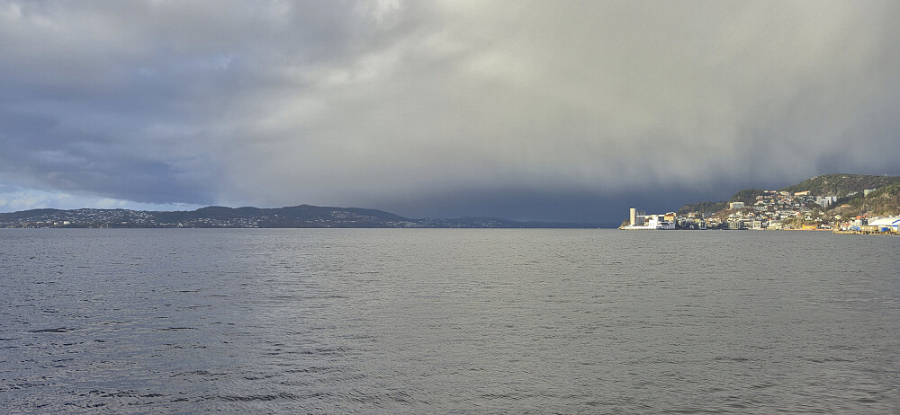 The next rain shower on its way from the northwest with Hegreneset to the right