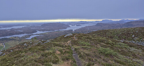 Descending from Midtbøfjellet with Mjømnefjellet/Piltevarden to the left