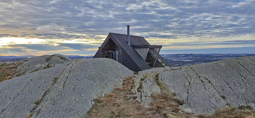 Alvanuten with the highest point to the left