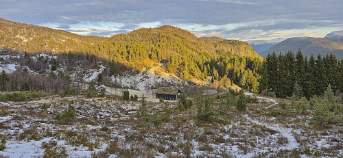 Descending towards Hølsete with Kammen in the background