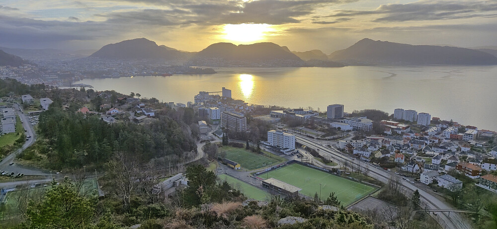 Løvstakken, Damsgårdsfjellet and Lyderhorn from Rognåsen