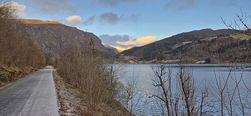 Following the cycling and walking path along Granvinsvatnet