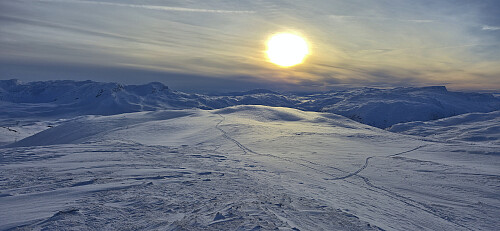 Start of the descent from Sopandefjellet with Skjellinganosi to the right