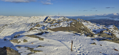 Stovegolvet Turisthytte from the summit cairn