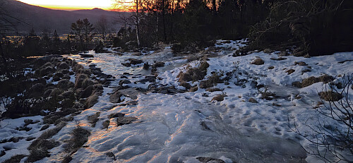 Example of the ice-covered trails used for the descent