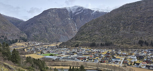 Lærdalsøyri from the trail with Stødno to the left