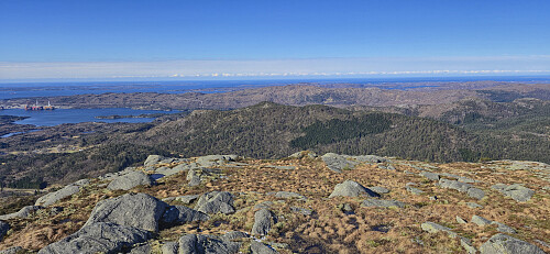 West from Brattelifjellet with Orretuva at the center