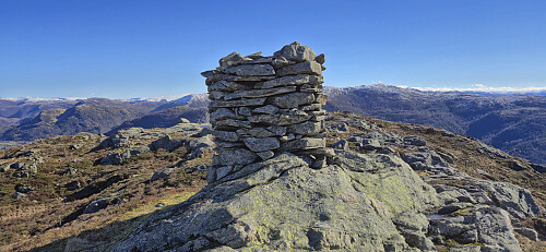 The summit cairn at Brattelifjellet