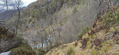 Approaching the cabins between the two peaks