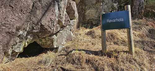 Røvarhola southeast of Gamsebotstjørna