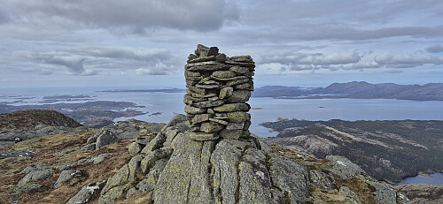 The cairn at Kvitebergnova. View west.