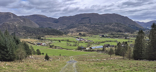 Arriving at Midttun with Svabergfjellet to the left and Flolifjellet to the right