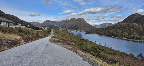 Looking back at Svabergfjellet, Flolifjellet and Flogefjellet from Eivindvikvegen