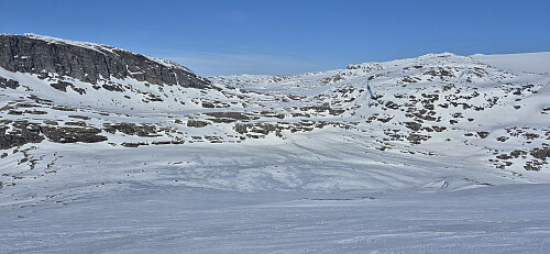Descending towards the advanced winter route to/from Demmevasshytta