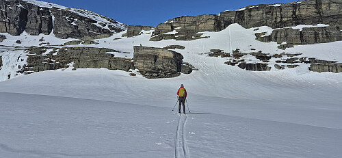 Petter showing the way up to east of Ramnabergnuten